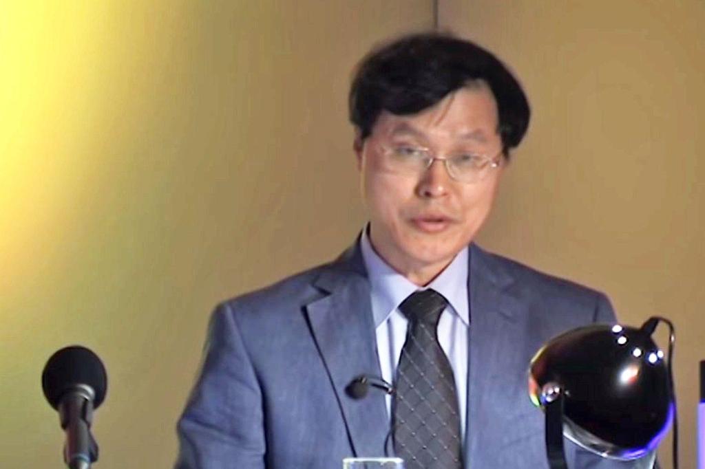 Aliens are Breeding with Humans, says Oxford University&nbsp;Lecturer